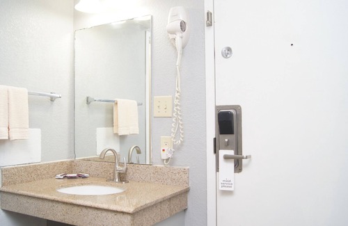 McAlester Hotel | Holiday Lodge & Suites