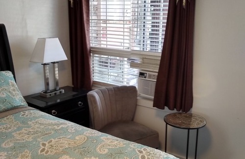 Larkspur Hotel | Holiday Motel