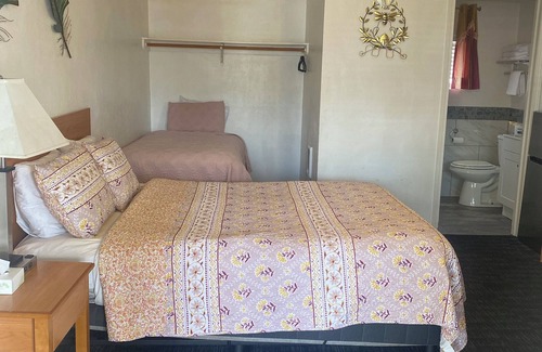 Larkspur Hotel | Holiday Motel