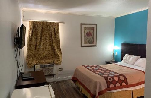 Whitehall Hotel | Holiday Motel