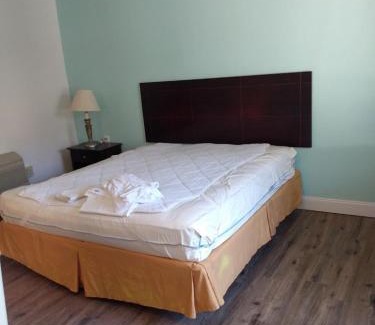 Whitehall Hotel | Holiday Motel