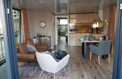Cuxhaven Apartment | Holiday on the "Riverloft I". The first apartment on a houseboat