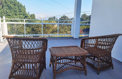 Santo da Serra House | Holiday Home 'Honey Factory' with Mountain View, Wi-Fi and Air Conditioning