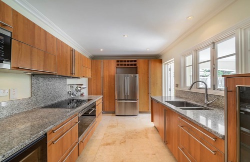 Mullins House | Holiday Rental On Mullins Bay. Short Walk To Mullins Beach. Includes A Cook.