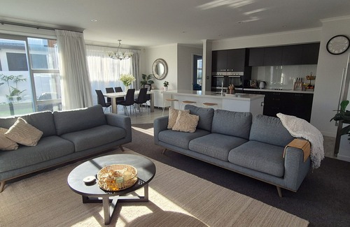 Papamoa Beach House | Holiday Retreat by the Beach