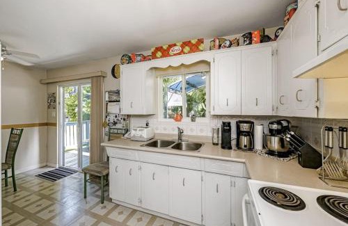 Cloverdale House | Holiday Season Deal -Stylish Room Near Shopping, Restaurants & Transit C3