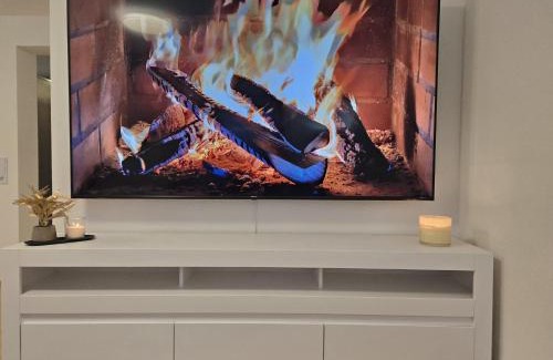 Weingarten Apartment | Holiday&Stay, City Apartment, Küche, 85Zoll TV, WLAN