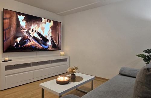 Weingarten Apartment | Holiday&Stay, City Apartment, Küche, 85Zoll TV, WLAN