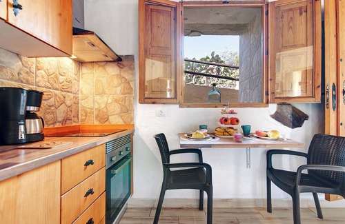 Santa Maria de Guia de Gran Canaria Villa | Holiday Studio 'Maya' with Sea View, Private Terrace and Wi-Fi