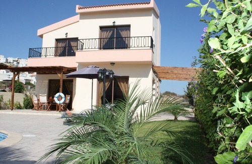 Pissouri Villa | Holiday villa , at Pissouri bay , private pool , landscaped garden . Free Wi-Fi.