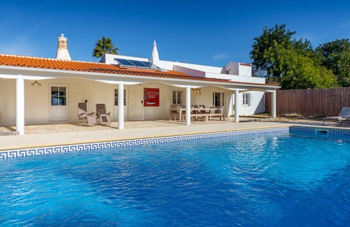 Mem Moniz Villa | Holiday villa with spacious terrace and large pool