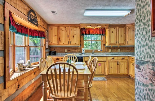 Gatlinburg - Pigeon Forge Cabin | Holidays ARE CLOSE - MNT Views - WiFi- King Beds - Fishing Themed - Hot Tub
