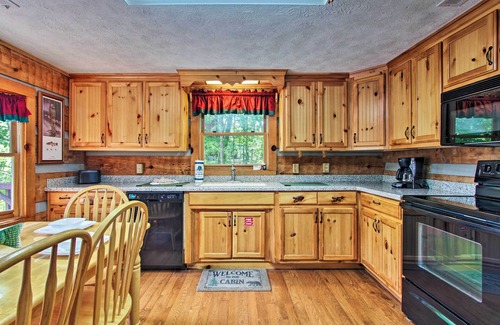 Gatlinburg - Pigeon Forge Cabin | Holidays ARE CLOSE - MNT Views - WiFi- King Beds - Fishing Themed - Hot Tub