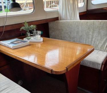 Uberseestadt Boat Rental | Holländisches Stahlboot