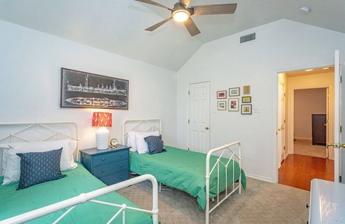 Weatherford House | Holland Lakes Cozy Family Home