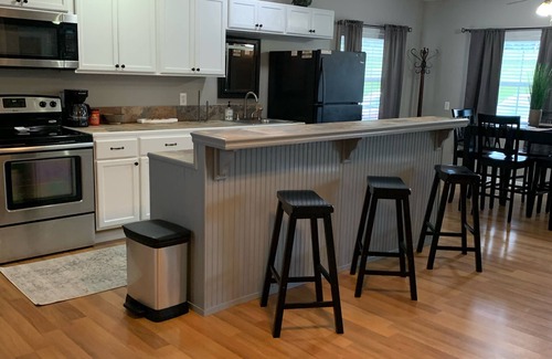Vicksburg Apartment | Holley Rentals 2br+ bonus Room 1300 sq ft apt. Sleeps 8
