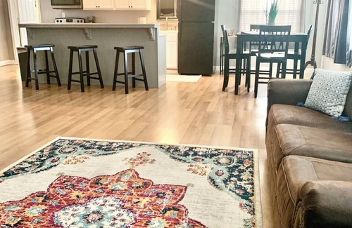 Vicksburg Apartment | Holley Rentals 2br+ bonus Room 1300 sq ft apt. Sleeps 8