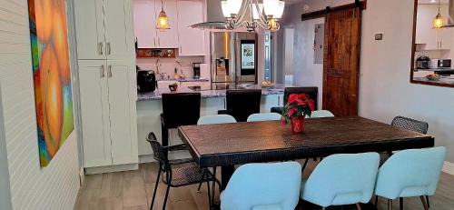 Cutler Bay House | Holliday 3-bedroom Private apartment House parking WiFi BBQ GRILL pet-friendly
