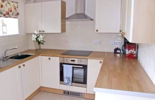Hoylandswaine Cottage | HOLLINS WOOD BOTHY, luxury holiday cottage, with open fire in Wortley