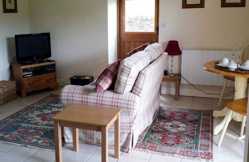 Hoylandswaine Cottage | HOLLINS WOOD BOTHY, luxury holiday cottage, with open fire in Wortley
