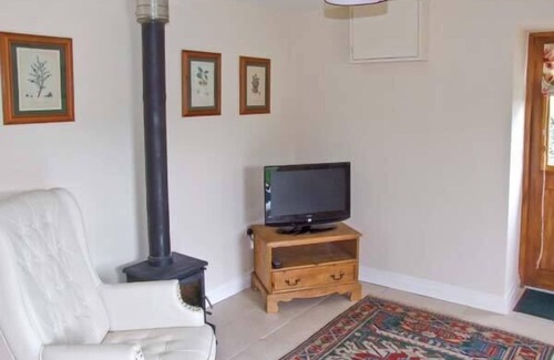 Hoylandswaine Cottage | HOLLINS WOOD BOTHY, luxury holiday cottage, with open fire in Wortley