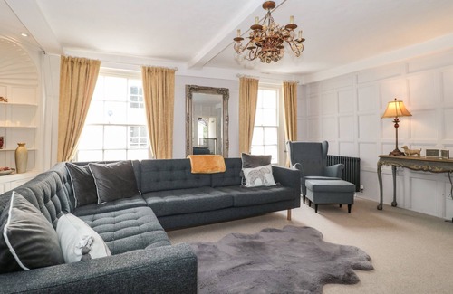 Ozleworth Cottage | HOLLOWAY HOUSE, pet friendly, with hot tub in Wotton-Under-Edge