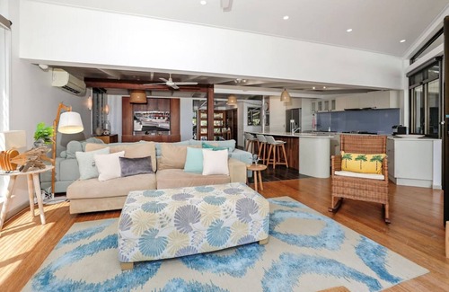 Holloways Beach House | Holloways Beach Retreat: Private Pool & Oceanfront