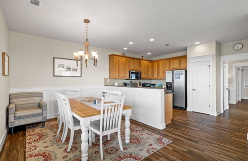 Jonestown Condo | Hollows Resort, Luxury Villa, Great View of Lake Travis & Hill Country, Pools, Fitness Center!