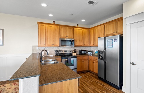 Jonestown Condo | Hollows Resort, Luxury Villa, Great View of Lake Travis & Hill Country, Pools, Fitness Center!