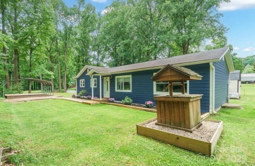 Mount Holly House | Holly Acres Retreat