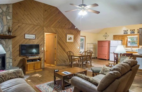 Blairsville House | Holly Cabin Creekside Calm