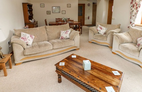 Bridgend Cottage | HOLLY COTTAGE, family friendly, country holiday cottage in Bridgend