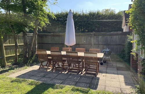 Bentley House | Holly Cottage, 2, Northbrook Park, Farnham-up to 6 adults