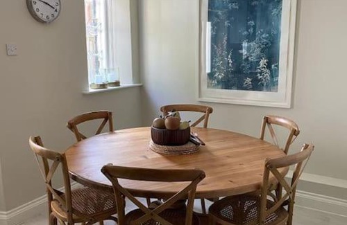 Bentley House | Holly Cottage, 2, Northbrook Park, Farnham-up to 6 adults