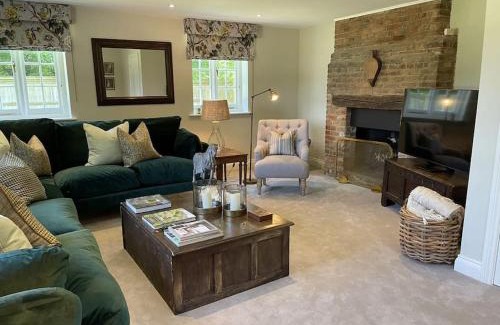 Bentley House | Holly Cottage, 2, Northbrook Park, Farnham-up to 6 adults