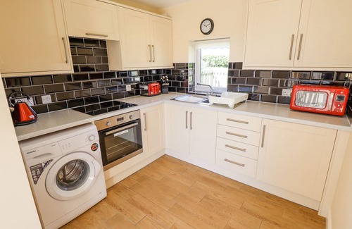 Alford Cottage | HOLLY COTTAGE, family friendly, with a garden in Alford
