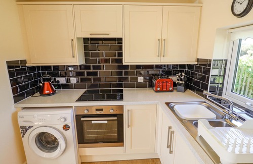 Alford Cottage | HOLLY COTTAGE, family friendly, with a garden in Alford