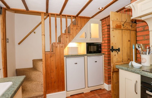 Swaffham Cottage | HOLLY COTTAGE, pet friendly, with open fire in Swaffham