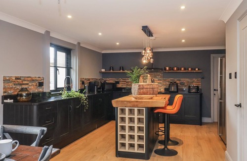 Colchester Cottage | HOLLY FARM AND ANNEXE, pet friendly, with hot tub in Brantham
