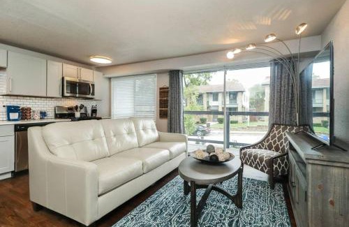 West Plaza House | HOLLY FIRST FLOOR 2 King Beds