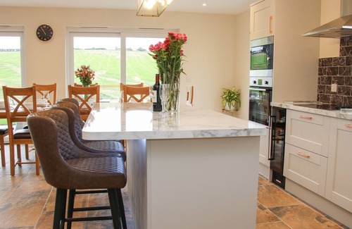 Kingswood Cottage | HOLLY LODGE, pet friendly, luxury holiday cottage in Montgomery