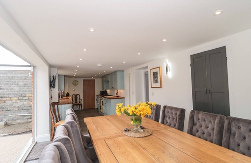 Langport House | HOLLY LODGE, pet friendly, character holiday cottage in Langport