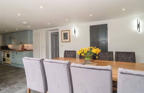 Langport House | HOLLY LODGE, pet friendly, character holiday cottage in Langport