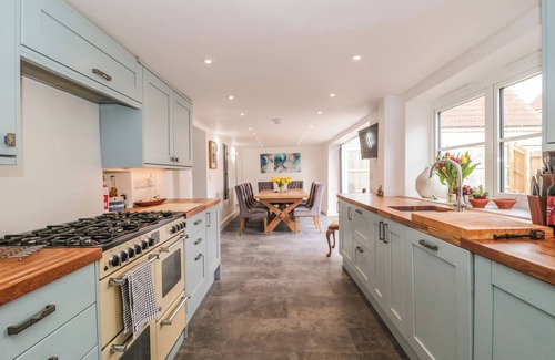 Langport House | HOLLY LODGE, pet friendly, character holiday cottage in Langport