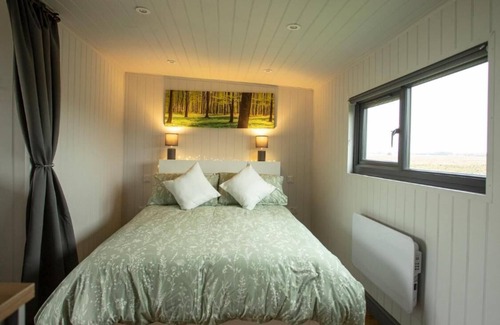 Frampton Cabin | Holly Lodge | Shepherd's Hut With Hot Tub Made From Salvaged Railway Carriages