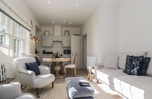 Elcot Cottage | HOLLY, pet friendly, with pool in Kintbury