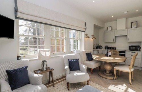 Elcot Cottage | HOLLY, pet friendly, with pool in Kintbury