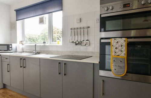 Wootton Fitzpaine House | HOLLYCOMBE COTTAGE, family friendly, with open fire in Charmouth