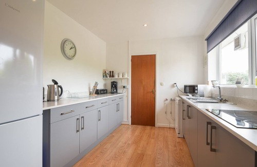 Wootton Fitzpaine House | HOLLYCOMBE COTTAGE, family friendly, with open fire in Charmouth