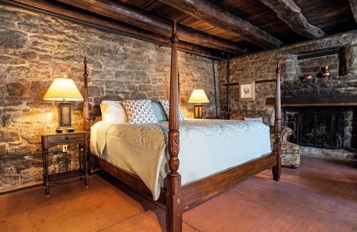New Hope Bed & Breakfast | HollyHedge Estate